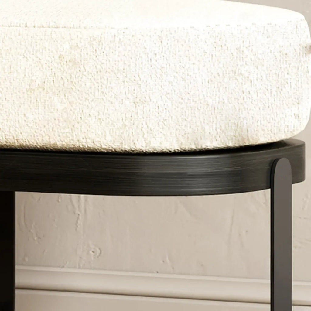 Moderne korte houten bank met beige bekleding