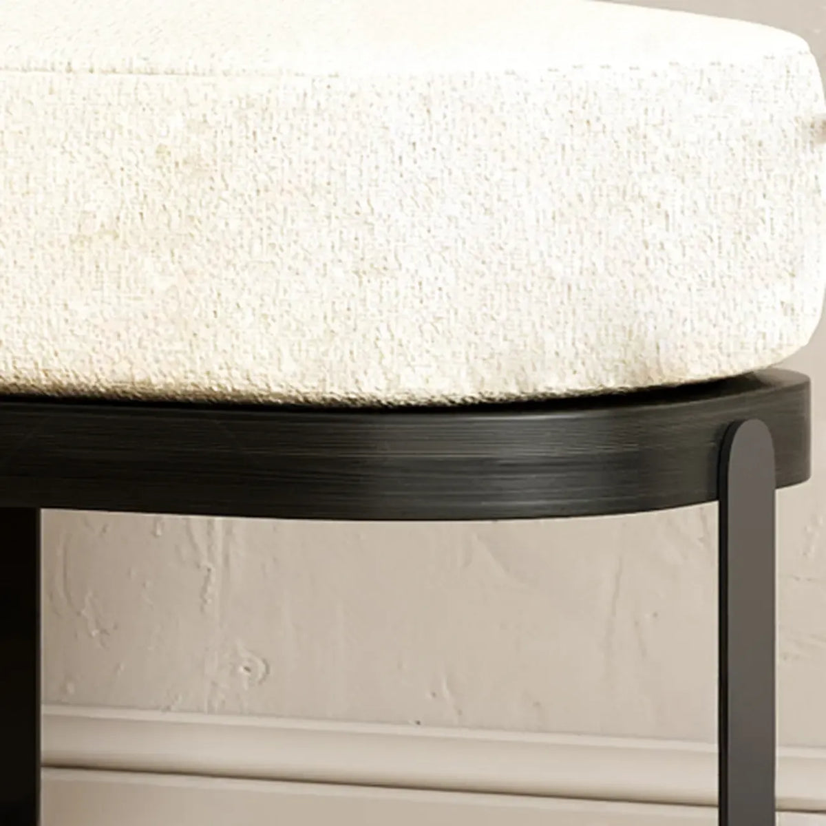 Moderne korte houten bank met beige bekleding