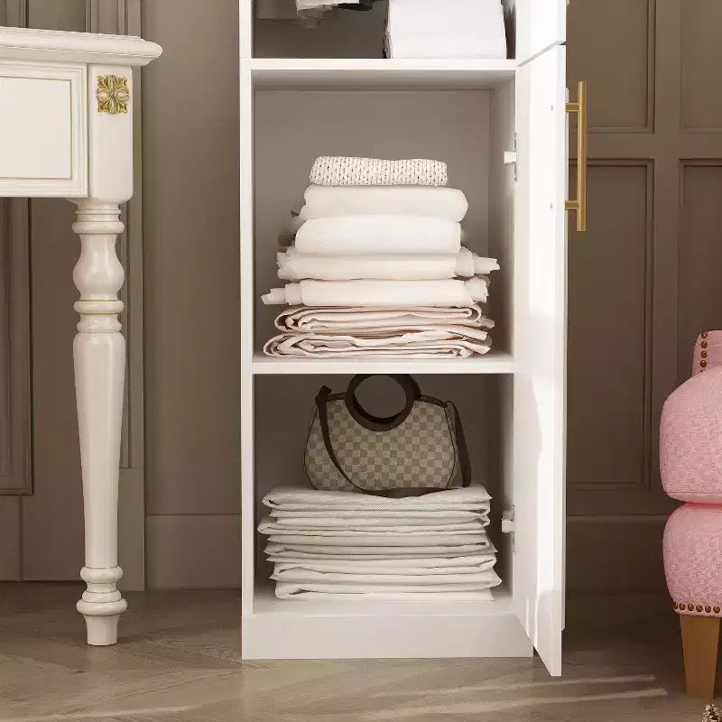 Famapy Luxe weißer modularer Kleiderschrank mit goldenen Beschlägen: Kassettentüren und Kombination verschiedener Türarten, eleganter, individuell gestaltbarer Kleiderschrank fürs Schlafzimmer