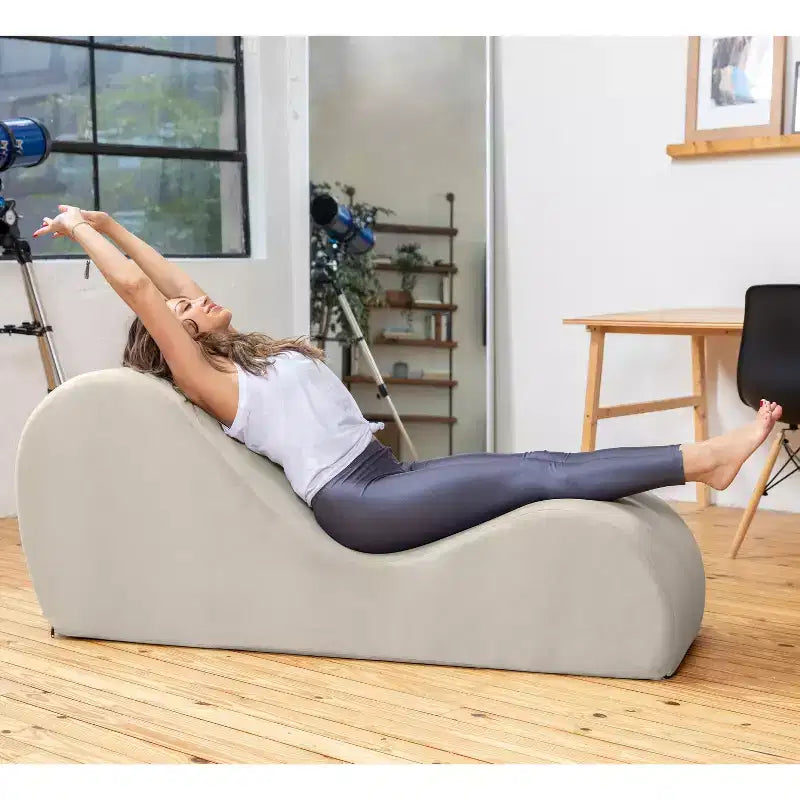 Avana elegante Chaiselongue für Yoga - Hergestellt in den USA - Ideal zum Dehnen, Entspannen, Trainieren und mehr, 60D x 18W x 26H Zoll, Hellgrau