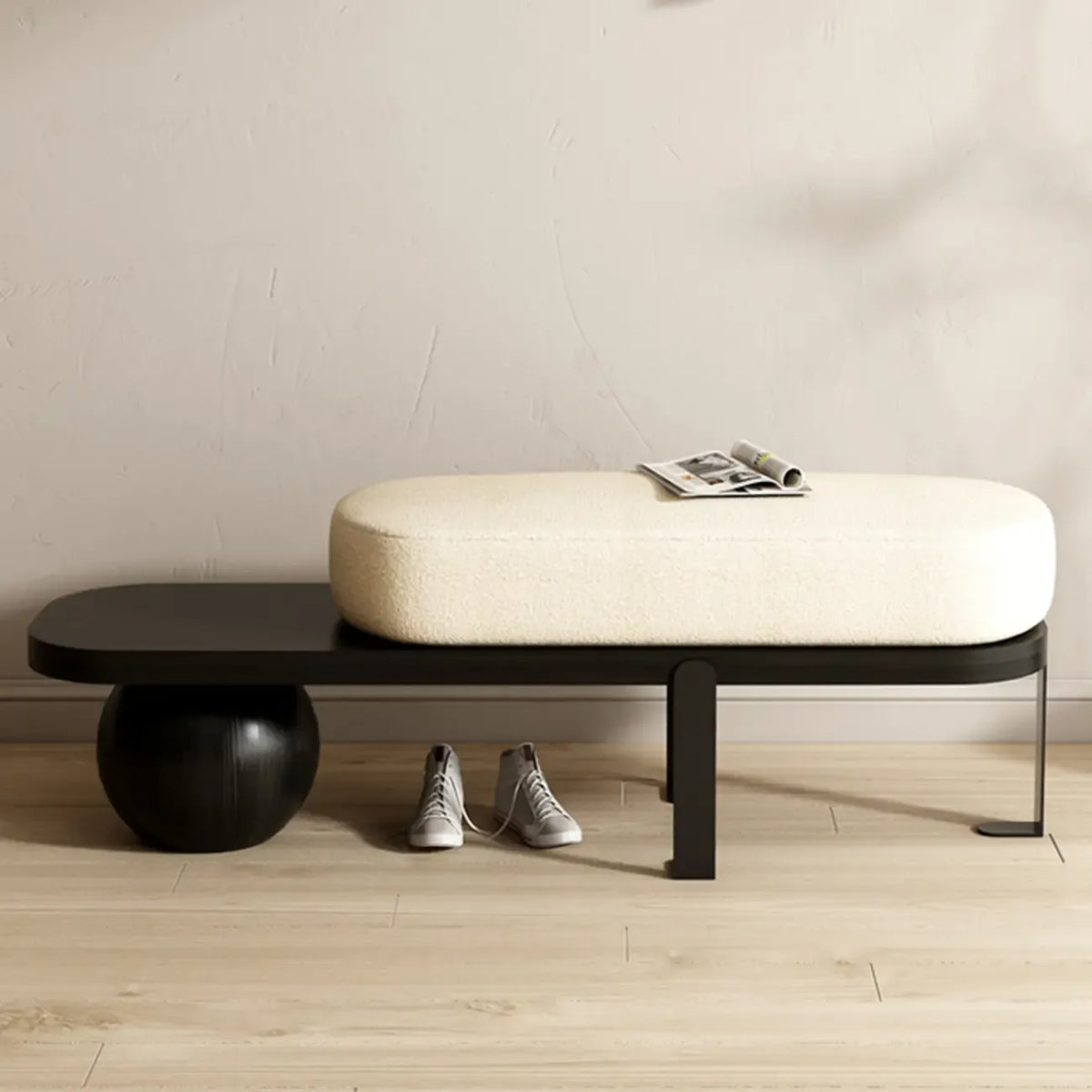 Moderne korte houten bank met beige bekleding