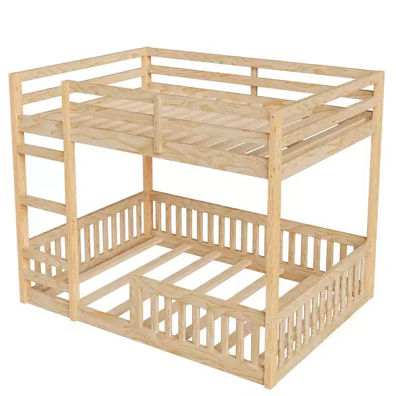 Houten stapelbed met twee full-size bedden, ladder en veiligheidsleuningen, laag model met lattenbodem