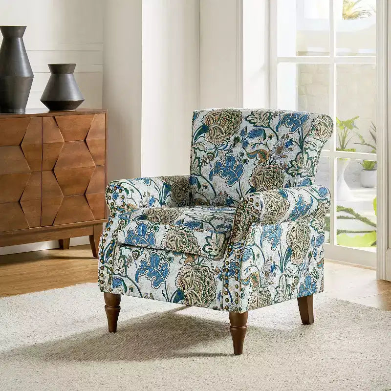 Fauteuil traditionnel Araceli en bois, revêtu de tissu à motif floral, avec dossier à oreilles et garniture de clous décoratifs| ART OF LIVING DESIGNS