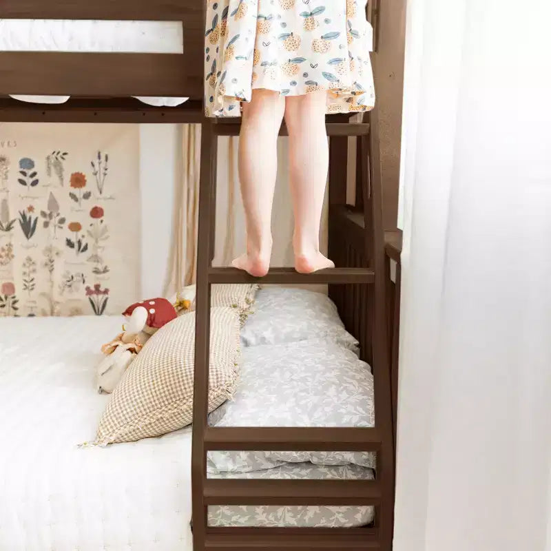 Max & Lily stapelbed van massief hout, eenpersoonsbed boven een tweepersoonsbed, met onderschuifbed met opbergruimte en ladder voor kinderen