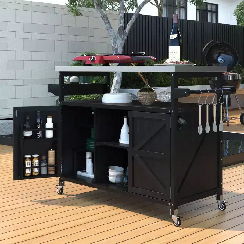 Îlot de cuisine d’extérieur Okak avec plateau en acier inoxydable, desserte de cuisine en bois avec portes, étagères et porte-épices, îlot de cuisine à roulettes