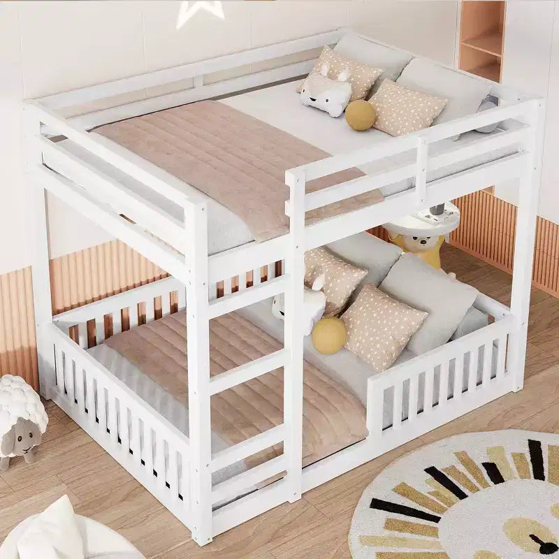 Houten stapelbed met twee full-size bedden, ladder en veiligheidsleuningen, laag model met lattenbodem