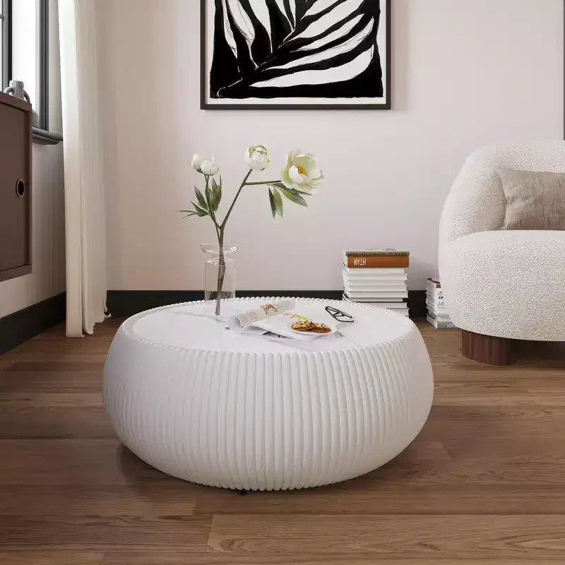Table basse moderne ronde en forme de tambour Okak avec plateau en marbre et côtés en cuir, table centrale tendance pour le salon ou la chambre