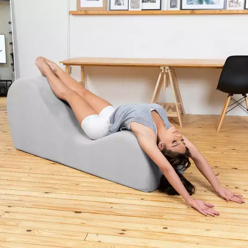 Avana elegante Chaiselongue für Yoga - Hergestellt in den USA - Ideal zum Dehnen, Entspannen, Trainieren und mehr, 60D x 18W x 26H Zoll, Hellgrau
