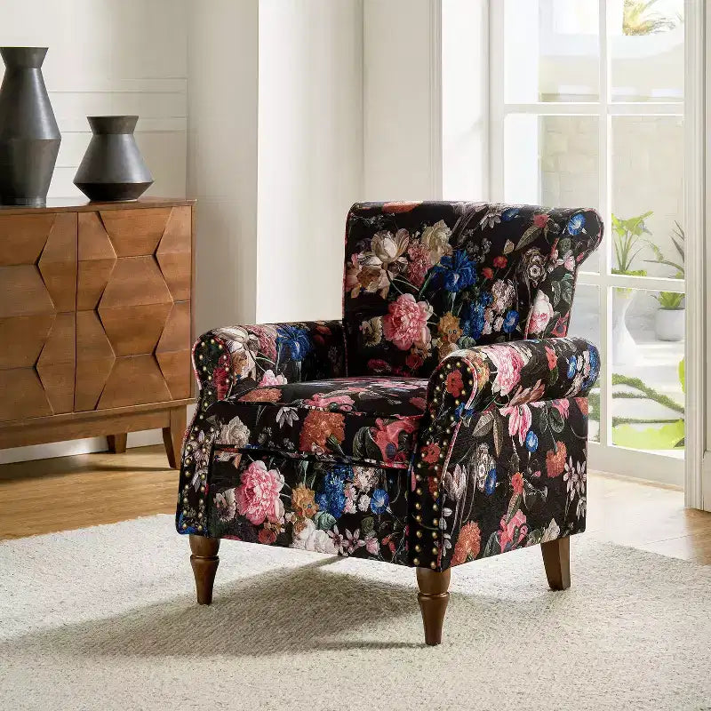 Fauteuil traditionnel Araceli en bois, revêtu de tissu à motif floral, avec dossier à oreilles et garniture de clous décoratifs| ART OF LIVING DESIGNS