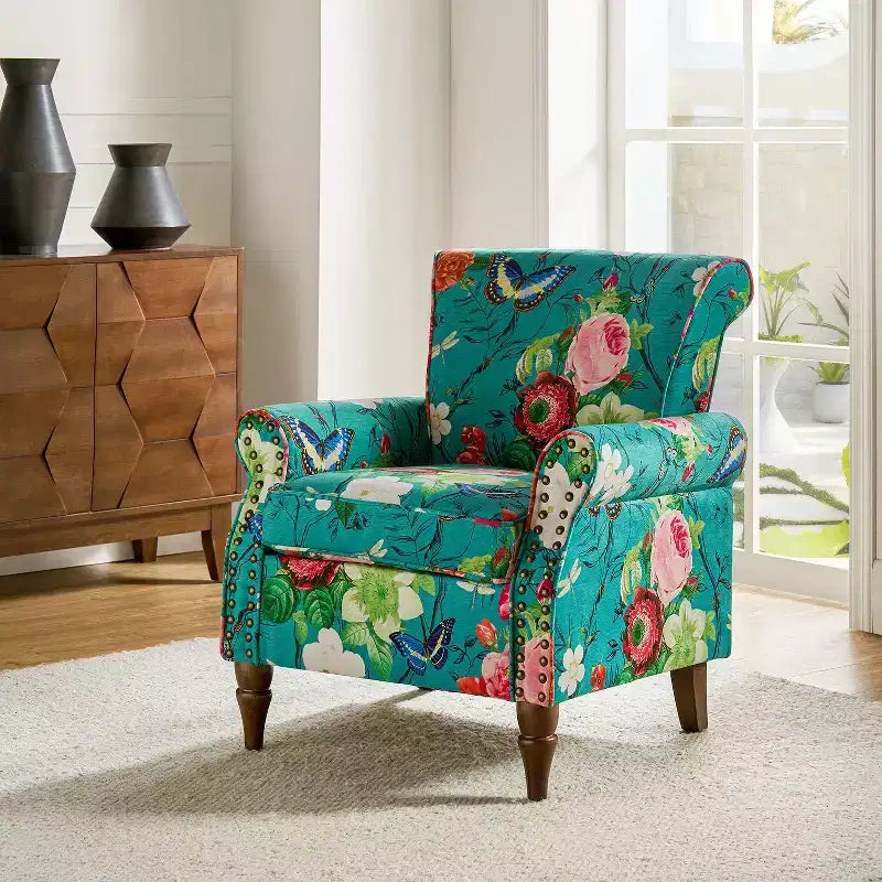 Fauteuil traditionnel Araceli en bois, revêtu de tissu à motif floral, avec dossier à oreilles et garniture de clous décoratifs| ART OF LIVING DESIGNS