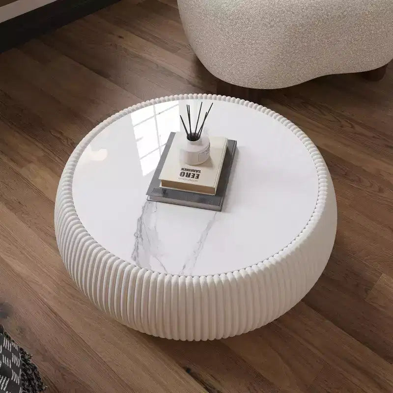 Table basse moderne ronde en forme de tambour Okak avec plateau en marbre et côtés en cuir, table centrale tendance pour le salon ou la chambre