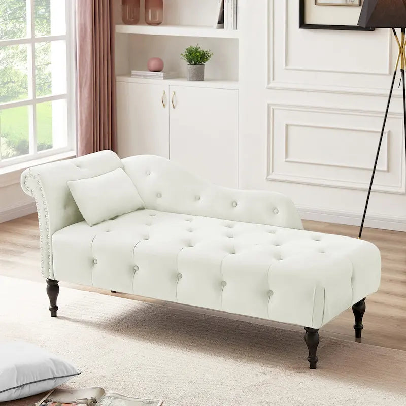 Moderne chaise longue van 60,6, bekleed met fluweel en voorzien van gecapitonneerde knopen, met poten van massief hout en sierspijkers