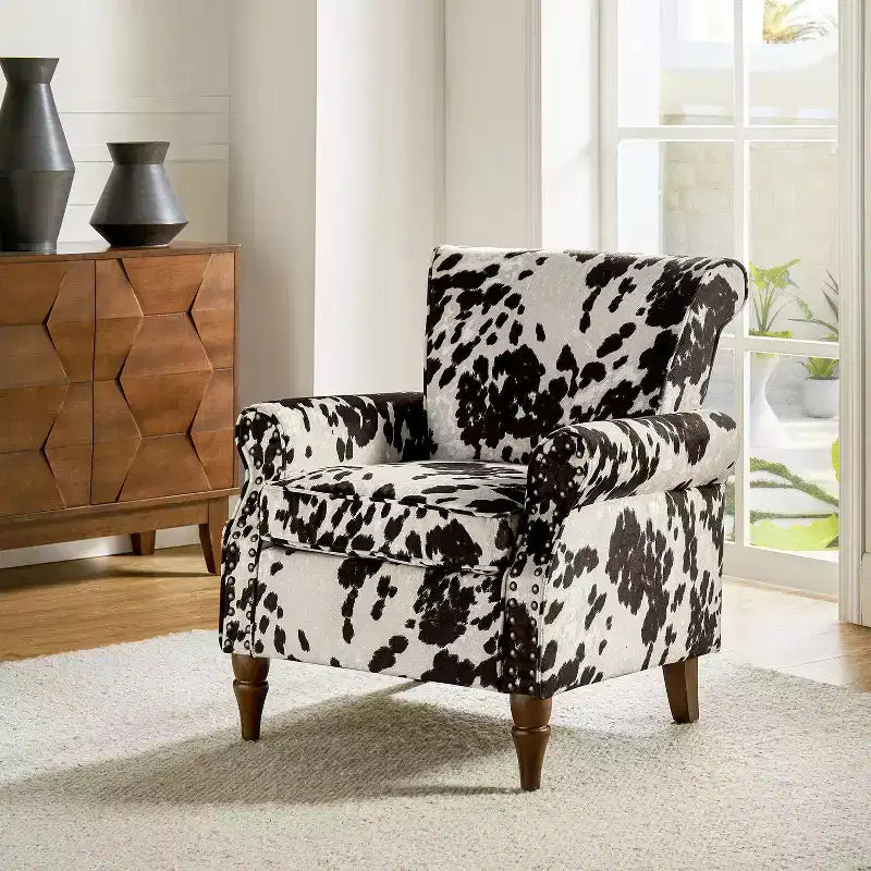 Fauteuil traditionnel Araceli en bois, revêtu de tissu à motif floral, avec dossier à oreilles et garniture de clous décoratifs| ART OF LIVING DESIGNS