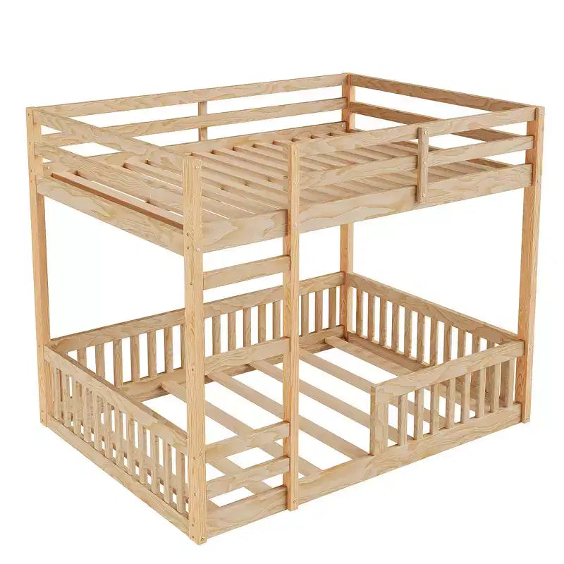 Houten stapelbed met twee full-size bedden, ladder en veiligheidsleuningen, laag model met lattenbodem