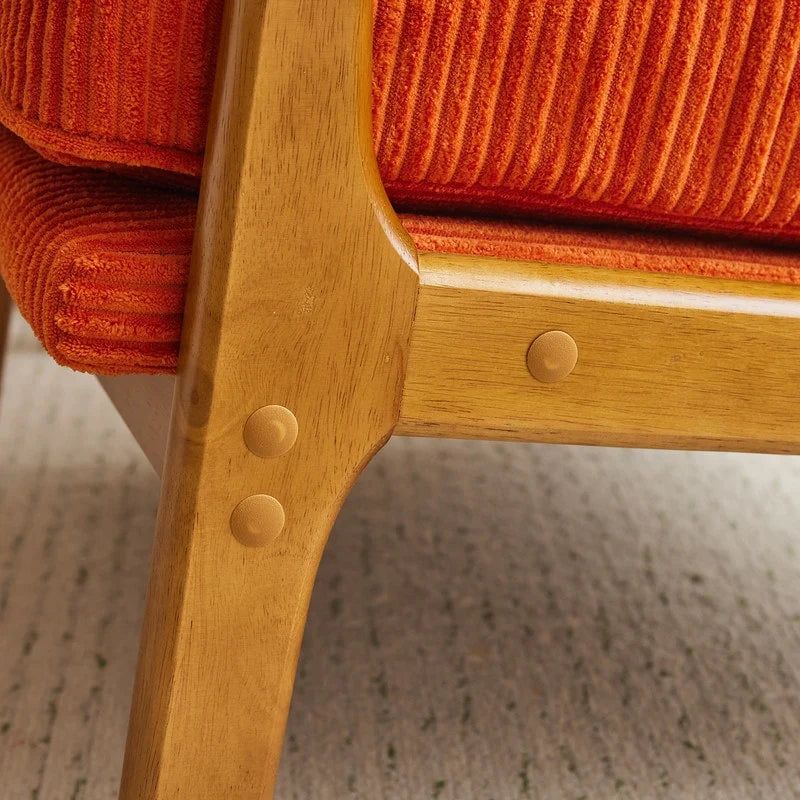Gestoffeerde accentstoel in midcenturymoderne stijl