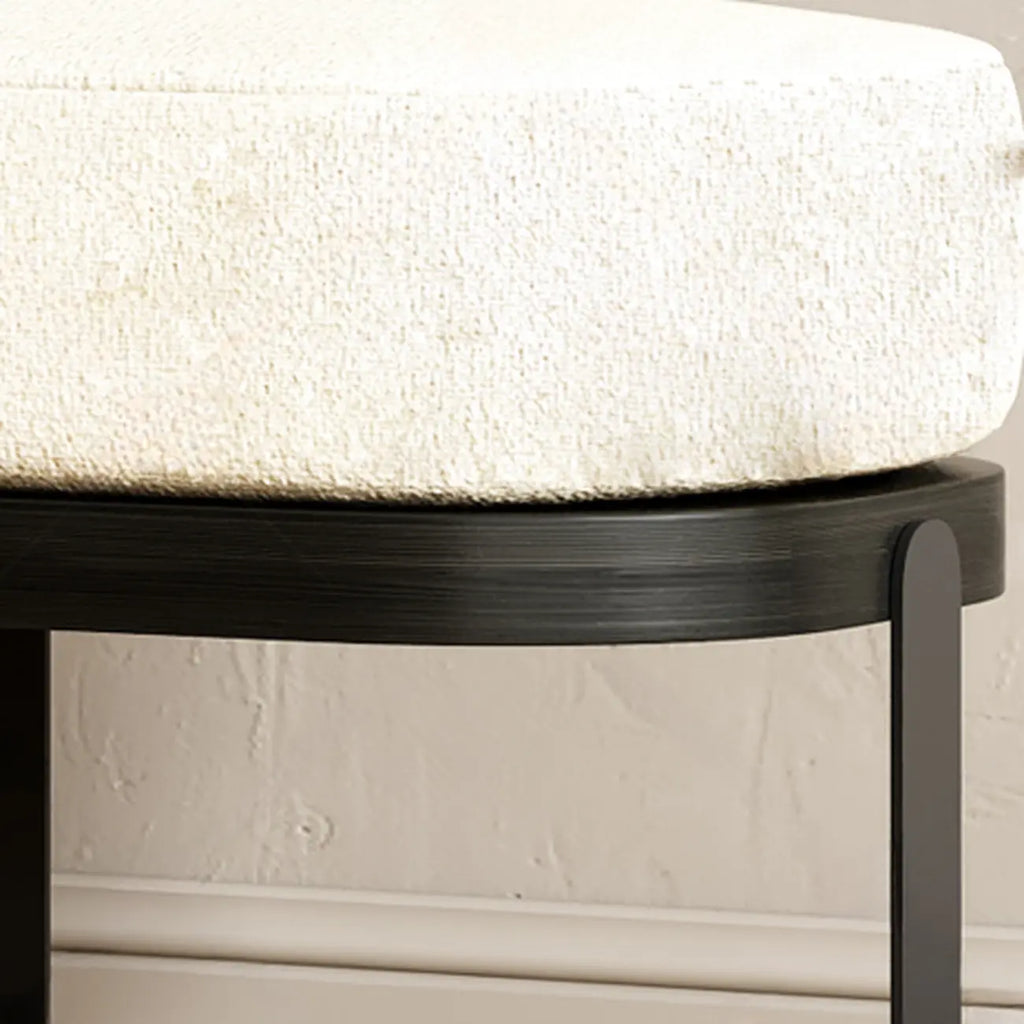 Moderne korte houten bank met beige bekleding