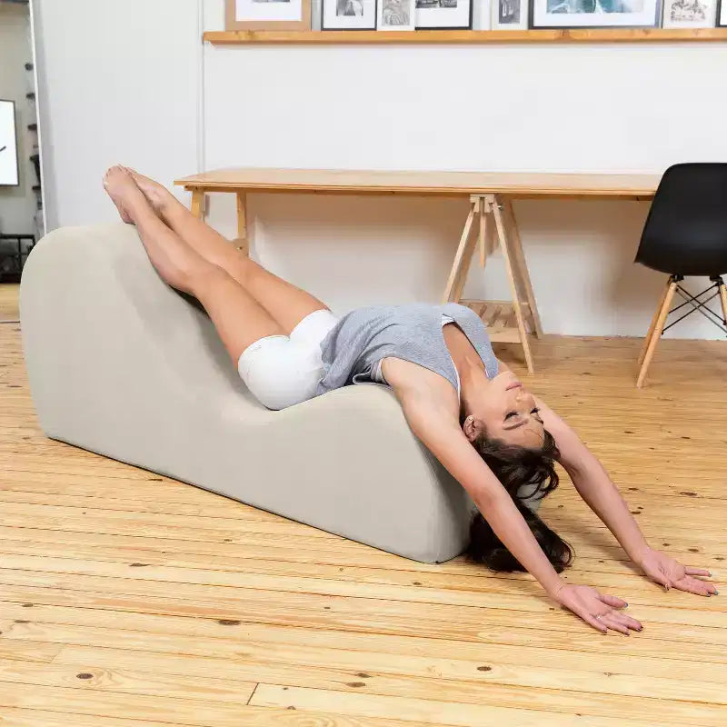 Avana elegante Chaiselongue für Yoga - Hergestellt in den USA - Ideal zum Dehnen, Entspannen, Trainieren und mehr, 60D x 18W x 26H Zoll, Hellgrau