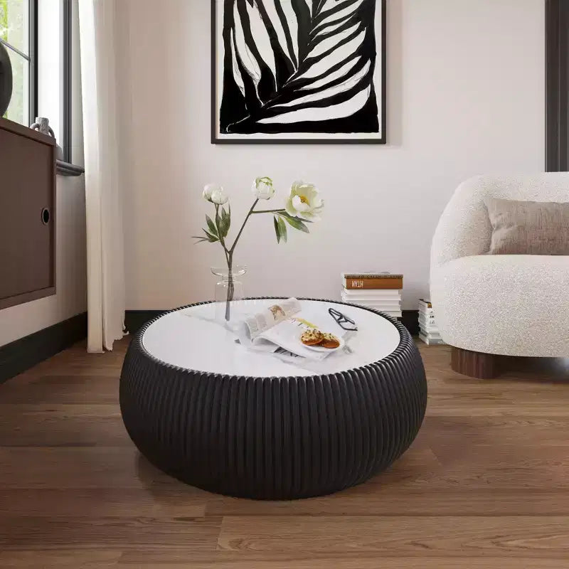 Table basse moderne ronde en forme de tambour Okak avec plateau en marbre et côtés en cuir, table centrale tendance pour le salon ou la chambre
