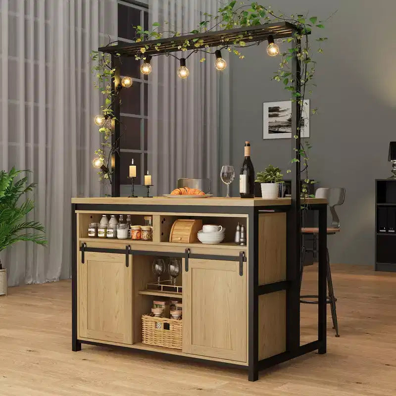 Kücheninsel, Bäckerregal mit Schiebetür im Scheunentor-Stil, großer 42' Küchentisch mit dreistöckigem Mikrowellenständer, Ofenregalen und Kaffeebar-Set