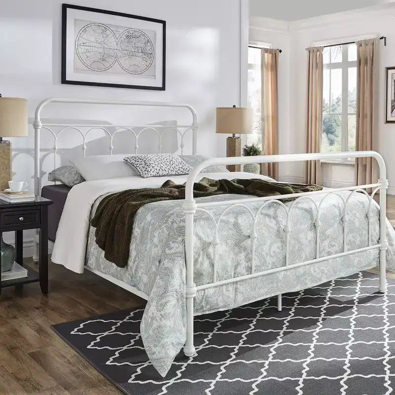 Caledonia Queensize bed van metaal met gegoten knoopdetails - antiekwit - iNSPIRE Q