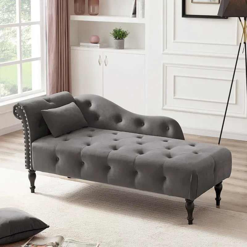 Moderne chaise longue van 60,6, bekleed met fluweel en voorzien van gecapitonneerde knopen, met poten van massief hout en sierspijkers