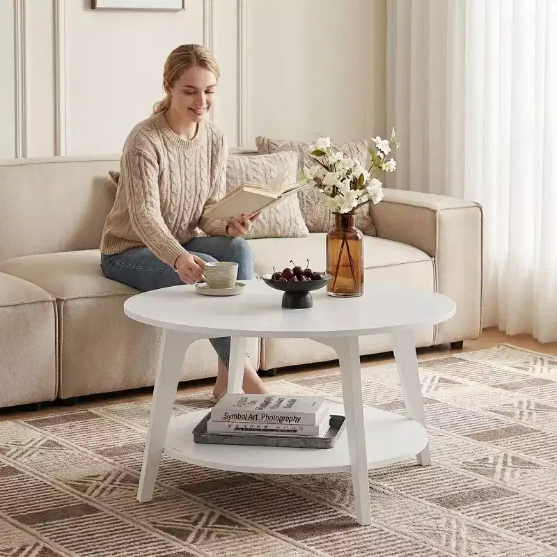Table basse ronde brun miel avec 2 niveaux de rangement, mesurant 31.5 x 17.7 pouces, idéale pour le salon