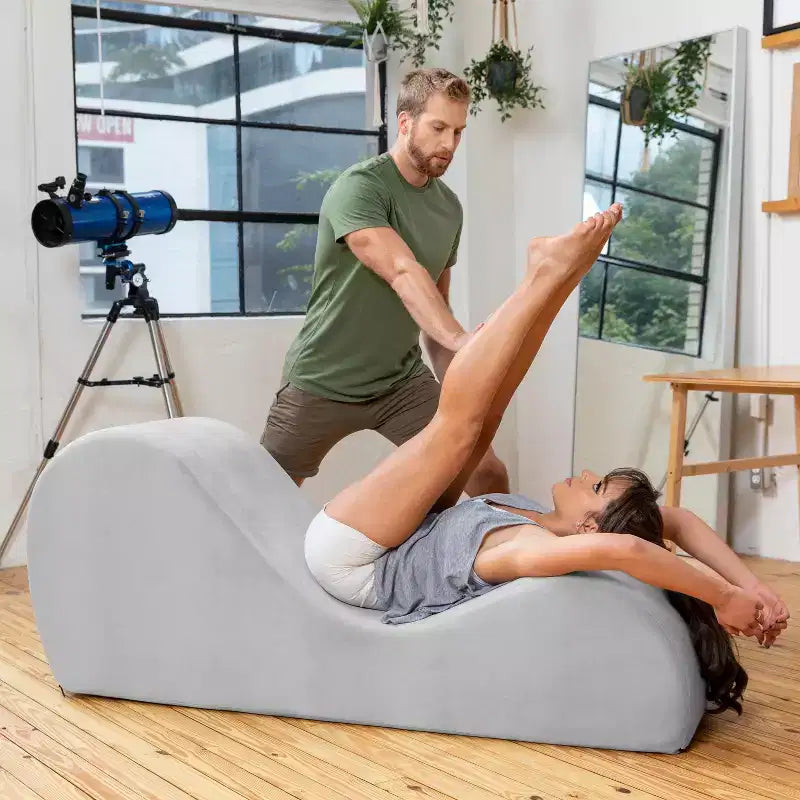 Avana elegante Chaiselongue für Yoga - Hergestellt in den USA - Ideal zum Dehnen, Entspannen, Trainieren und mehr, 60D x 18W x 26H Zoll, Hellgrau