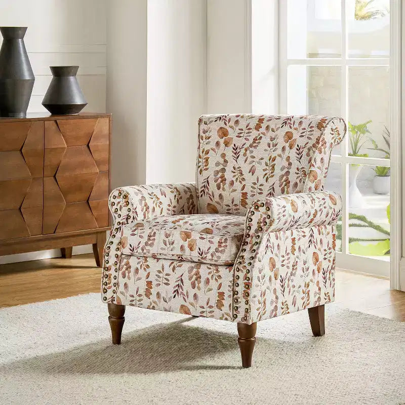 Fauteuil traditionnel Araceli en bois, revêtu de tissu à motif floral, avec dossier à oreilles et garniture de clous décoratifs| ART OF LIVING DESIGNS