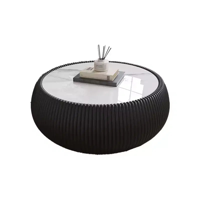 Table basse moderne ronde en forme de tambour Okak avec plateau en marbre et côtés en cuir, table centrale tendance pour le salon ou la chambre