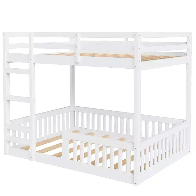 Houten stapelbed met twee full-size bedden, ladder en veiligheidsleuningen, laag model met lattenbodem