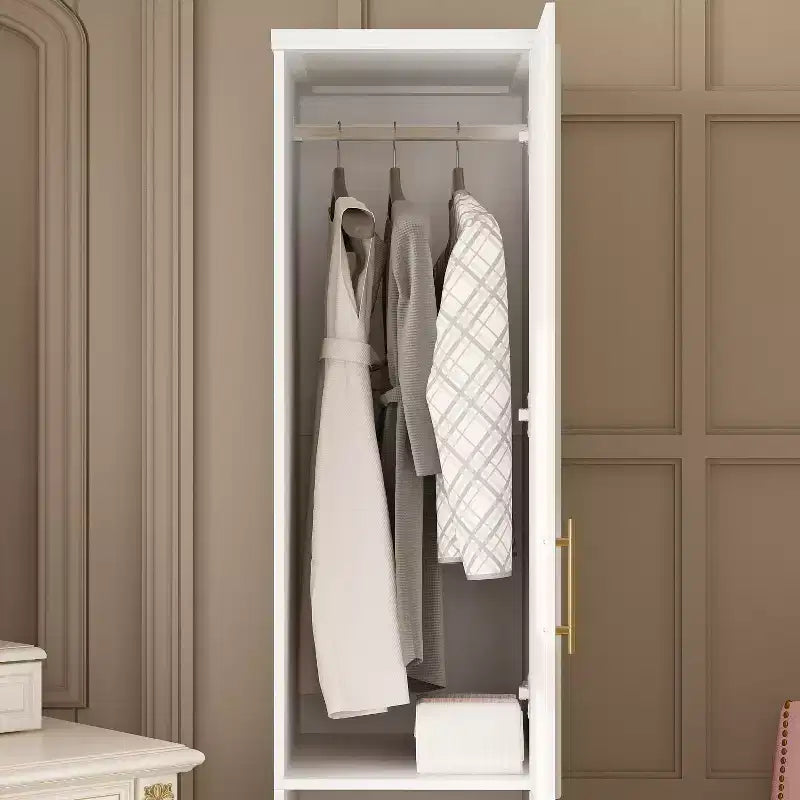 Famapy Luxe weißer modularer Kleiderschrank mit goldenen Beschlägen: Kassettentüren und Kombination verschiedener Türarten, eleganter, individuell gestaltbarer Kleiderschrank fürs Schlafzimmer