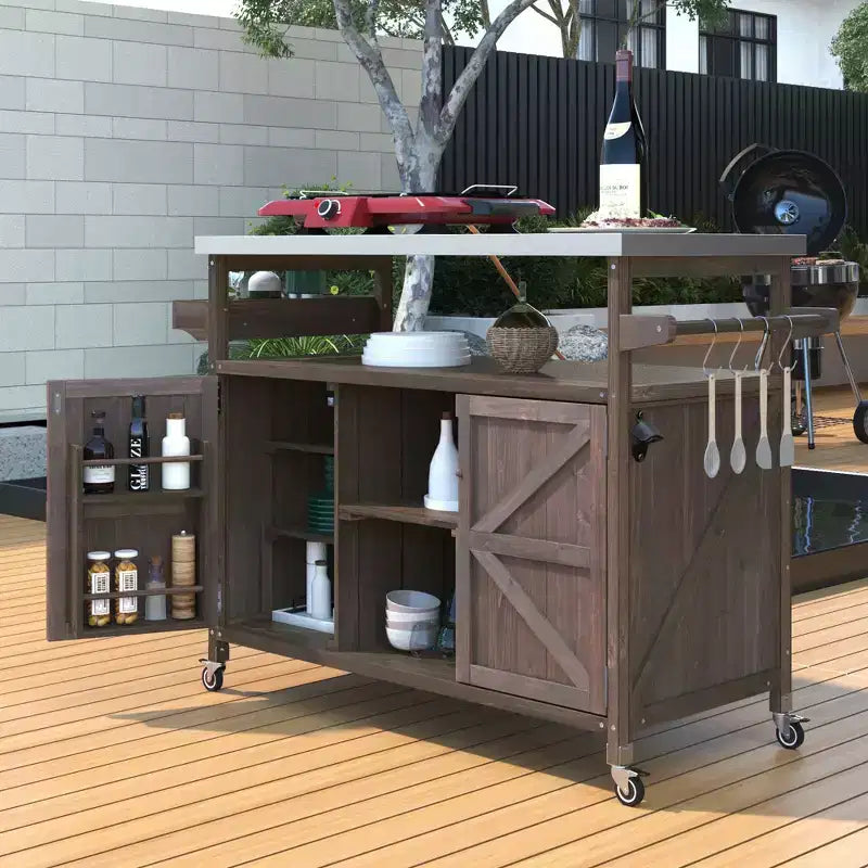 Îlot de cuisine d’extérieur Okak avec plateau en acier inoxydable, desserte de cuisine en bois avec portes, étagères et porte-épices, îlot de cuisine à roulettes
