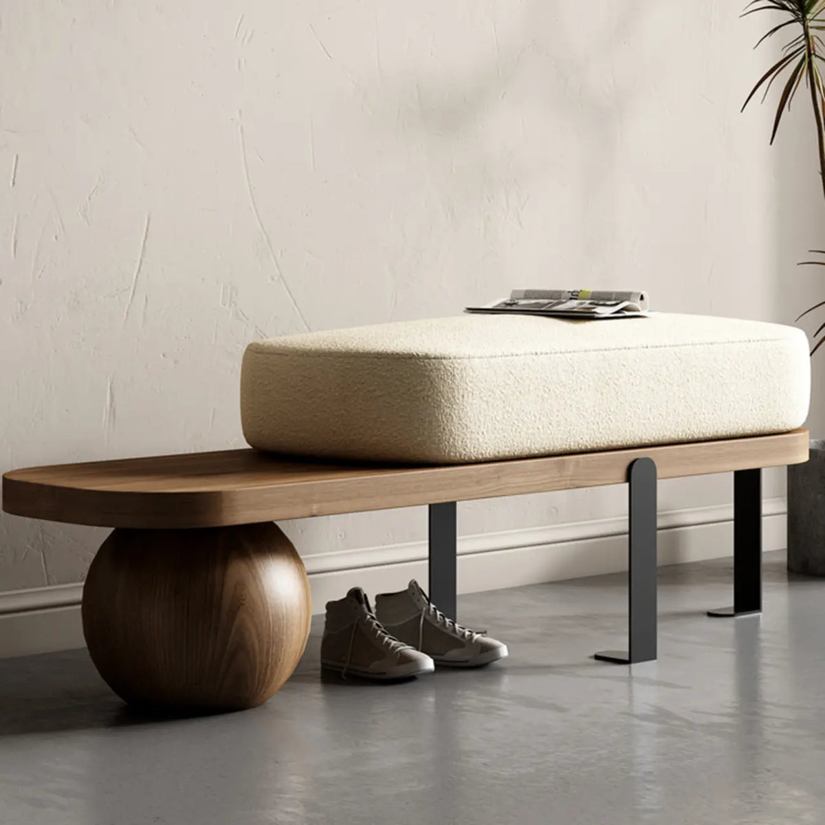 Moderne korte houten bank met beige bekleding